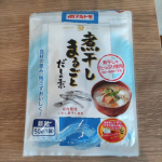 マルトモの煮干しまるごとだしの素国内製造いわし煮干しを独自製法でローストして作った、コクと香ばしさが特長のだしの素🌿個包装になっているのでとても使いやすいです。顆粒状なのでさっと溶けます。私…のInstagram画像