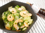 エビとセロリのナンプラー炒め(ケールも少々🥬)　　時々無性に食べたくなるエスニック料理🇹🇭🍳　　ナンプラーちょっと使いたいけど一本は使いきれないって過去のトラウマがあり手が出なかっ…のInstagram画像
