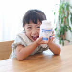 ・日頃から食べ物だけでは補えきれてないなとサプリなど取り入れたりしていてカルシウムも気になってました❣️粒は大きすぎず小さすぎず、グミなので食べやすい！味はヨーグルト味で子供も馴染みの味だ…のInstagram画像
