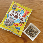 ☆・マルトモさんの「カリッと小魚くん」✨国内産のかたくちいわしをカリッと香ばしい飴炒りにしたおつまみです。子供も含め家族全員が大好きでおやつによく食べています😋食べやすい大きさで香りも…のInstagram画像