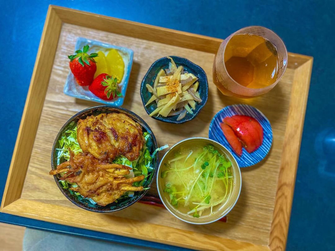 口コミ投稿：..⇢ ⇢ ⇢ 2024.04.02.（火）𓌉◯𓇋..ෆ かき揚げ丼🍠ෆ お味噌汁（人参🥕貝割大根・えのき茸🍄…