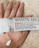 年齢が出る首に薬用美白ホワイトエイドを使い続けています。首って顔に比べても皮膚が薄いからシワとか肌荒れしやすい場所。朝も夜もちゃんと使いたいテクスチャー軽くてサッと伸びて保湿される感じはすごく…のInstagram画像