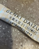 朝ごはん代わりにぽりぽりと食べています。元氣大豆21🌸防腐剤・保存料・着色料等を使用していないのが嬉しい👍大豆を表皮までまるごと独自製法で微粉末にしたものに、フラクトオリゴ糖と貝カルシウムを…のInstagram画像