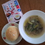 1人ランチ🍴梅こんぶ茶入り塩パン🎵わかりズらいけど、キレイにほんのり緑🍞こんぶのおかげ☺️可愛いフォルムでテンションあがるわ～⤴️上の塩も、梅こんぶ茶をかければよかった～😅毎日…のInstagram画像
