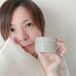 ○年齢肌のしぼんだ感じに夏の疲れが加わってたるみや毛穴の開きがとても気になってたのでビバリーグレンラボラトリーズの『スリーピングマスクwith CICA』 を使っています子育てと医…のInstagram画像