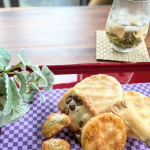おやつタイム🍘おせんべい、おかき、あられなどの米菓を中心に製造販売している 「おせんベい·おかきの老舗もち吉」なんとおせんべい詰め合わせのサブスクがあるの知ってた？月に1980円で、…のInstagram画像