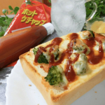 【タバスコⓇブランドグルメパートナー ホットケチャップ】「腹減った。なんか食べる。」夜中に緊急空腹を訴える夫の胃袋を、レスキューするために作ったのが、ピザトースト。食パンにマヨネーズを塗…のInstagram画像