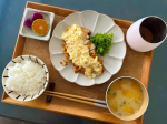 ..⇢ ⇢ ⇢ 2024.09.26.（木）𓌉◯𓇋..ෆ チキン南蛮🐔ෆ お味噌汁（南瓜🎃キャベツ・貝割大根）ෆ 果物（葡萄🍇蜜柑🍊）..𓇼〖　「きざんだピクルス」　〗𓇼..い…のInstagram画像