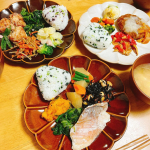 今日の晩ごはん。今日は仕事の後ミルクちゃんの通院日🏥忙しくて晩ごはん作れなかった〜！そんな時に！ニチレイフーズさんのきくばりごぜん😋レンチンだけで豪華！すべてのメニューに野菜が100g以上…のInstagram画像
