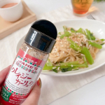 【クレイジーガーリック】を使ってパスタを作りました🍝クレイジーソルトは今まで使ったことはあったけどガーリックは初めて😊 カリカリに揚げたような香ばしいノンフライガーリックに、まろやかな味…のInstagram画像