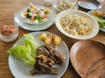 #おうちランチ冷蔵庫整理ご飯、、作り置き冷凍のスペアリブをメインに🍴コーンガーリックライス#スペアリブサラダ(アボカド、たまねぎ、サーモン)ブロッコリーと海老と卵のサラダ(タルタルソー…のInstagram画像