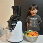 クビンスホールスロージューサーEVOー800低速回転石臼式で野菜を丸ごと投入でき、本来の酵素を壊すことなく、とっても美味しい新鮮なジュースを作れます🍹✨生のジュースとシャーベット、スムージ…のInstagram画像