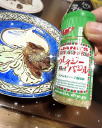 モニプラ様よりクレイジーガーリックとクレイジーバジルをモニターしました！ふりかけて炒めただけで美味しすぎました🤤バジルもガーリックを合わせても美味しかったです！ものすごくガーリック感がある訳…のInstagram画像