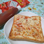 朝のピザトーストにホットケチャップ使いました👌✨ケチャップのトマトの旨味と甘さに、絶妙にピリリと辛みが美味しい！元々アラビアータソースが好きだったので、簡単に使えるピリ辛味が気に入りました🥹そ…のInstagram画像