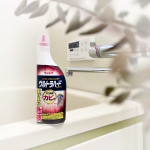 ...今日は後回しにしていた掃除デーでした。バスルームのゴムパッキンがピカピカになったよ😊使ったのはこちらの掃除アイテム♡超密着ジェルはトロッとしていて垂れにくく、サッと洗い流せて楽チ…のInstagram画像