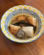 今日の晩御飯はおでん。煮干しまるごとだしの素でおでんを作りました。煮干しを丸ごと使っているので煮干し本来の香りと旨みがあってとってもおいしい❤️子供たちもおいしくておかわりの連発✨出汁を取る…のInstagram画像