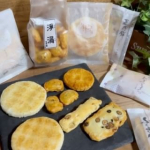 あられ、おかき、おせんべい好きは必見の毎月届く美味しいおやつ便！もち吉の定期便(サブスク)→ @mochidangomuraこちらの魅力的なBOXは、送料無料の1,980円で毎月1回届くもち吉の…のInstagram画像