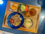 ..⇢ ⇢ ⇢ 2024.04.16.（火）𓌉◯𓇋..ෆ 牛丼🐮🧅ෆ お味噌汁（素麺）ෆ さつまいもサラダ🍠トマト🍅ෆ 果物（オレンジ🍊）..𓇼〖　歩みのゼリー　〗𓇼.年齢と…のInstagram画像
