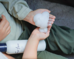 こんな商品あったの！？と驚いたやつ🫨🤭🙌これ、泡のワセリンなの！子ども達はモコモコだ〜と大喜び☺️赤ちゃんから使える安心なやつ☘️いつもは保湿クリームは嫌がってなかなか塗ってくれずで、、寝…のInstagram画像