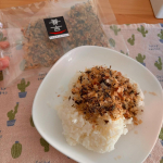 ご飯にたっぷりふりかけて食べました魚介系のだしの香り、とくに鰹節が気に入りました😊これだけだと味が薄めだったので塩と昆布茶を少々混ぜてみました🍵#PR #株式会社ヤマザキ #カネ吉 #カネ吉オ…のInstagram画像
