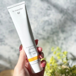 【Drハウシュカ　クレンジングバーム】使ってみました🌿クリーム色のクレンジングバーム✨とろーんと粘りのあるテクスチャーです！濃密でメイクとよく絡みます。メイクと絡むとミルクのようなするす…のInstagram画像