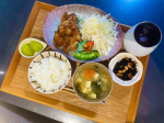 .⇢ ⇢ ⇢ 2024.10.17（木）𓌉◯𓇋..ෆ 鶏の唐揚げ🐓野菜サラダ🥗ෆ お味噌汁（ワカメ・南瓜🎃豆腐）ෆ ひじきと大豆の煮物🥕ෆ 果物（シャインマスカット🍇）..𓇼〖　A…のInstagram画像