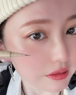 🧸全人類盛れラテブラウンだって！カフェラテみたいにミルクが混ざったブラウンカラー🤎今っぽメイクの淡色シャドウにも浮かないしラインはしっかり仕込めて目力も叶えてくれる👁️✨赤みも黄みも強…のInstagram画像
