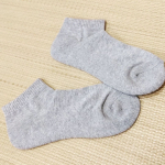 「シャルレのアンクル丈ソックス」薄手で履きやすい靴下です！男女兼用でして…サイズは2つ、カラーのラインナップは3色になっています。そんな中から私のは、22～25サイズで、グレーモク色。…のInstagram画像