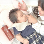 ワセリンの上位互換がこちらですぷるっとしてて伸びが良く、赤ちゃんにも使えるHISKINのモイストジェルをハルに塗ってるアコの写真です。ワセリン配合らしいねんけど、めっちゃいい香りで、塗った後もぺ…のInstagram画像
