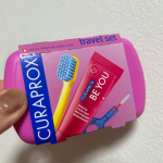 ⌒＊｡*ﾟ＊⌒＊ﾟ*｡＊⌒＊｡*ﾟ＊⌒＊ ﾟ*｡＊⌒＊｡*ﾟ@curaproxjapan トラベルセット クラプロックスビーユーコンパクトで持ち運びやすいデザインになっている為、外出先や旅行…のInstagram画像