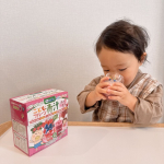 ...こどもフルーツ青汁"赤の恵"☺︎︎みーくんが小さいころから大好きでずっと飲んでいるフルーツ青汁！まーくんもデビューしてみたよ♩『まぜまぜ、まぜまぜ』っていいながら混ぜてるの…のInstagram画像