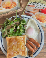 好きな果物と水を入れて電子レンジで5分！簡単に自分の好きなジャムが作れます🍎今回はリンゴで挑戦✨️簡単に美味しいりんごジャムができてびっくり🫶果実の味がしっかり感じられるし朝ごはんや小腹…のInstagram画像