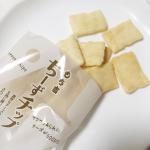 今日の3時のおやつは、米菓で有名なおせんべい・おかきの老舗もち吉さんの「ちーずチップ」にしました🧀💛   ゴーダチーズとチェダーチーズの2種のチーズが生地に練り込まれていて濃厚✨　さらに、チ…のInstagram画像