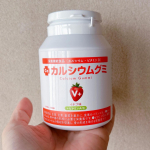 カルシウムグミV+（イチゴ味）育ち盛りの小1の息子偏食なのが悩みです🌀健やかな成長に欠かせないカルシウムをはじめ、ビタミンD、マグネシウム、亜鉛などをバランス良く配合したグミタイプの栄養機能…のInstagram画像