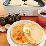 昨日の#朝ごはん 🥞#ブルーノホットプレート で#ホットケーキ 🥞カナダ・ケベック州から届くメープルシロップの食べくらべを楽しませて頂きました♪メープルシロップは【アンバー】【ダーク】【ベリーダ…のInstagram画像