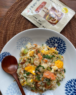 #今日のごはん #炒飯玉露園さまのしいたけ茶を使って和風炒飯🍄‍🟫冷蔵庫にあった鮭と卵にちくわ、青菜を入れた炒飯1人分の炒飯にしいたけ茶スプーン1杯いれて簡単味付け♪椎茸の香りと…のInstagram画像