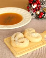 国産強力粉を使ってきな粉のハートパンを焼いたので、スープと一緒にランチ。最近朝晩は寒くなってきたので、スープや焼きたてパンが美味しい季節になりました✨今日のスープは、【オマール海老のビスク】…のInstagram画像
