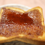 つけて焼いたら焼まんじゅうトーストのたれをいただきました。食パンにスプーンでぬった後トースターでたれがぐつぐつするまで（約2～3分）焼いたら出来上がり。あまじょっぱい味で和風風味のトーストで美味し…のInstagram画像