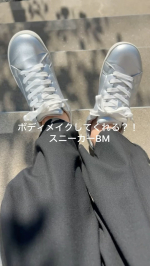 私みたいにぽっこりお腹を気にしてるなら...𓃟ボディメイクしてくれる？！˗ˏˋ  スニーカーBM  ˎˊ˗ 履いてみて！！！ソールの柔軟性.ᐟ.ᐟ凄くない？😳5本の足指で地面を掴む…のInstagram画像