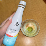 SHUSHU Lightフルーティーな香りとやさしい甘さ、心地良いアルコール感（8.5%）を実現✨🍶甘口ですっと飲めちゃうので飲み過ぎ注意ですね⚠️日本酒をもっと身近に手軽に感じられる…のInstagram画像