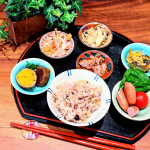 🌅朝ごはんおはようございます☀朝ごはんは、◯大根とたまごの煮つけ◯ウインナーと野菜◯カニカマメンマ◯北海道産の玄米と11種類の雑穀をブレンドした雑穀米いつものごはんに混ぜて炊くだ…のInstagram画像