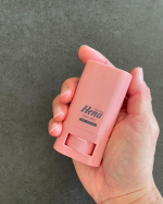 テンスターヘナ白髪用カラースティック 🩷白髪かくしも、まとめ髪も、これ1本で完了！　髪をまとめた瞬間に飛び出す白髪や、アホ毛にサッと直塗するだけで同時にカバーができる☺️①塗りやすい幅…のInstagram画像