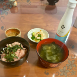 今日は朝から子供達の発表会でバタバタ💦お昼ご飯も遅くなってしまったので、夜は簡単にネギトロ丼とお味噌汁、きゅうりと大根のもろみ味噌和えにしました。和食の時はやっぱり日本酒で♡ここ最近日本酒に…のInstagram画像