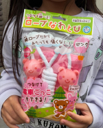 .当たっても痛くないロープ縄跳びをお試しさせて頂きました♪ビニール縄跳びよりも回しやすく飛びやすかったそうです。また持ち手も可愛いクマさんだったので、縄跳びが苦手な娘もすすんで、縄跳びに挑戦できま…のInstagram画像