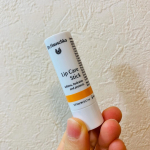 Dr.ハウシュカ　リップケアスティックを使っています。天然由来の植物オイルやワックスを配合！乾燥した唇にしっとりとした保湿感をプラスしてくれます。まるでバームみたいなうるおい感で、何度も付…のInstagram画像