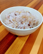 我が家は1歳と３歳の子どもがいます。子どもは白米、大人は玄米 を食べているので、炊くのが大変😑でも、この北海道玄米雑穀を白米に入れて炊くと、玄米の栄養もとれるから、大人も子どもも食べる！うち…のInstagram画像