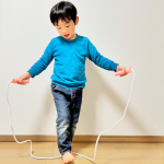 当たっても痛くない♪なわとびデビューにピッタリな 「ロープなわとび」✨つなげて、電車ごっこも出来るよー😊ねーねは、数年前にこの色違いの縄跳びで練習して、飛べるようになったよ🌟お片付け袋も付…のInstagram画像