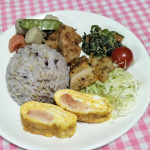 忙しい日のワンプレート夜ごはん。玄米雑穀ご飯と、卵焼き、あとは残り物を温めなおしたり、焼き直したり・・・。私、基本的に夜は飲みたい方なので、だいたいがご飯というよりもつまみばかり。あれもこれ…のInstagram画像