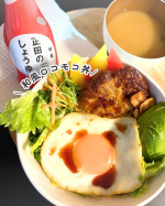 『正田のしょうゆ 特級』を使用した和風ロコモコ丼野菜をたっぷりプラスするのが我が家流朝食にするならハンバーグは前日に作った残りでも◎今回のロコモコ丼のポイントはしょうゆを加えた和風仕…のInstagram画像