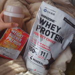 WINZONEのプロテイン！！濃厚リッチチョコ風味を飲んでいます！また、脂肪燃焼に役立つWEIGHT BURNER PREMIUMも！これらをランニングやトレーニングの前後に飲むことで、効率…のInstagram画像